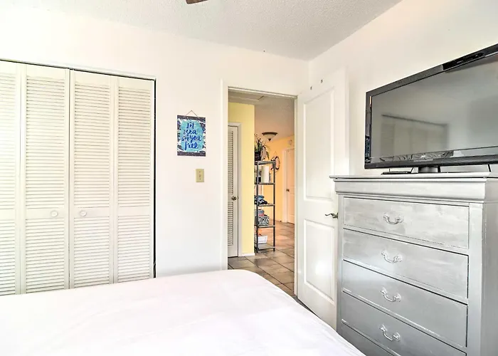 Updated Condo Near Beach Ideal Walkable Location!